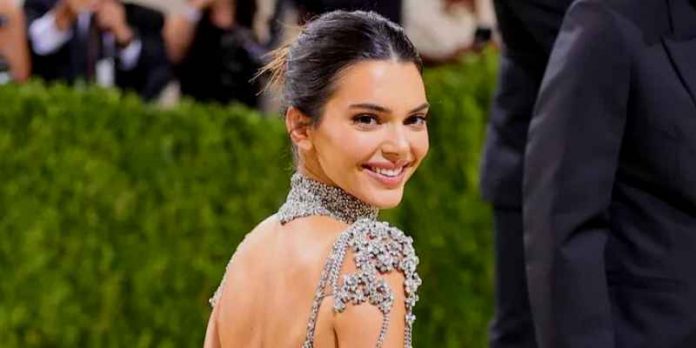 Is-Kendall-Jenner-In-A-Relationship-Net-Worth-Age-Height-Husband-Instagram