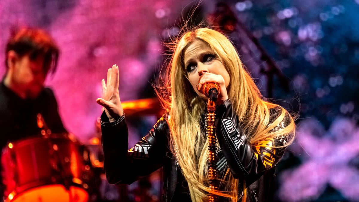 Avril Lavigne Dances And Lip Syncing As “Punk Princess”
