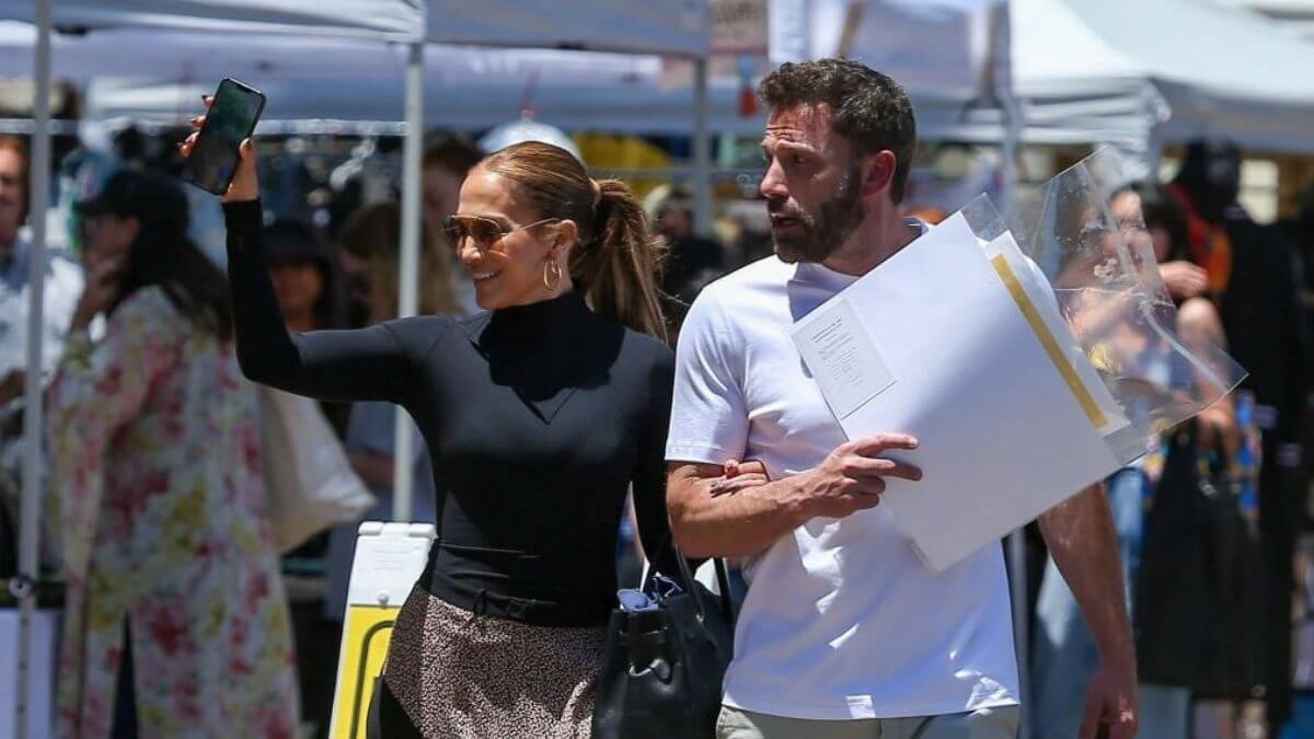 Ben Affleck & Jennifer Lopez Link Arms As They Enter Melrose Trading Post